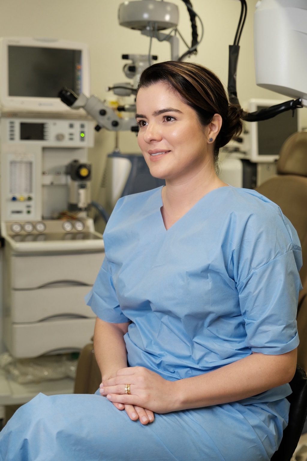 Dra. Letícia Naves em ambiente médico